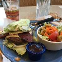 Das Foto wurde bei Islands Restaurant von Jason S. am 4/8/2017 aufgenommen