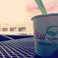 Foto tomada en BlissKiwi Frozen Yogurt  por Tj W. el 5/31/2012