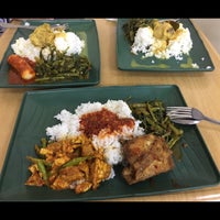 Photo taken at Istimewa Muslim Food by Leslie C. on 12/14/2017