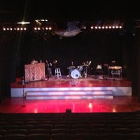 รูปภาพถ่ายที่ Theatre Arlington โดย Lindsay H. เมื่อ 5/12/2013