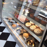 5/17/2014 tarihinde Kate S.ziyaretçi tarafından LeoNora Gourmet Bakery'de çekilen fotoğraf