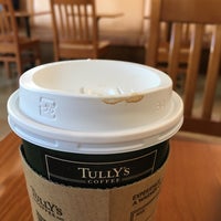 Photo taken at Tully&amp;#39;s Coffee by Hiroyuki I. on 5/17/2017