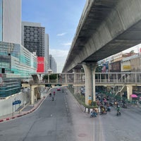 Photo taken at สะพานลอยคนข้ามแยกสะพานควาย by KYT on 8/6/2022