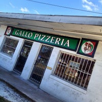 Foto tirada no(a) Gallo Pizzeria por Martin M. em 11/25/2012