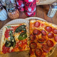4/19/2024 tarihinde Jussi E.ziyaretçi tarafından Champion Pizza'de çekilen fotoğraf