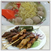 Photo taken at Fengshan Centre Temporary Food Centre by Poh C. on 12/11/2012