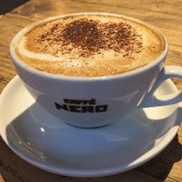 รูปภาพถ่ายที่ Caffè Nero โดย Michael P. เมื่อ 3/28/2016