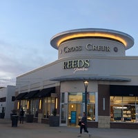 Das Foto wurde bei Cross Creek Mall von Frank am 10/31/2018 aufgenommen