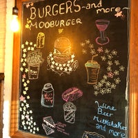 Foto diambil di Moo Burger oleh Frank pada 4/28/2022