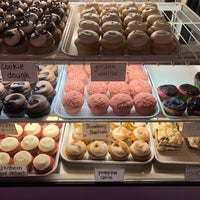 Photo prise au Little Cupcake Bakeshop par Frank le11/27/2021