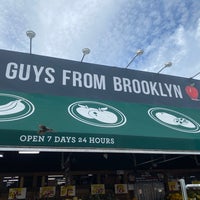 Foto tomada en Three Guys From Brooklyn  por Frank el 11/6/2023