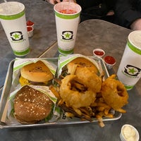 Foto diambil di BurgerFi oleh Frank pada 2/26/2023