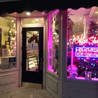 Photo taken at Little Cupcake Bakeshop by Frank on 11/27/2021