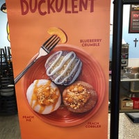 รูปภาพถ่ายที่ Duck Donuts โดย Frank เมื่อ 8/2/2021