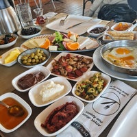 Das Foto wurde bei Denizatı Restaurant &amp;amp; Bar von * Paradox *. am 1/2/2022 aufgenommen