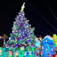 Photo taken at Wholiday Tree Lighting by MED on 12/19/2022