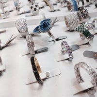 Foto scattata a Feel Silver Jewelry stores da Feel Silver Jewelry stores il 9/1/2014
