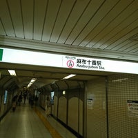 Photo taken at Oedo Line Azabu-juban Station (E22) by しろひな ω. on 4/21/2019