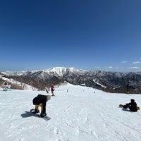 Photo taken at 苗場スキー場筍山山頂 by - _. on 3/22/2023