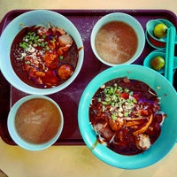 Photo taken at Hai Nan Xing Zhou Beef Noodles 海南星洲牛肉粉 by AA M. on 9/24/2016