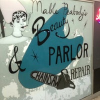 Das Foto wurde bei Mable Peabody&amp;#39;s Beauty Parlor and Chainsaw Repair von Elizabeth S. am 1/6/2013 aufgenommen