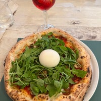 Photo taken at La Pizza è Bella by Yakup N. on 11/2/2022