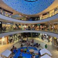รูปภาพถ่ายที่ Mall of Split โดย Ondrej P. เมื่อ 7/23/2022
