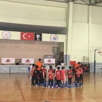 Photo taken at Bursa TOFAŞ Basketbol Okulları-Ahmet Erdem Anadolu Lisesi by Havva G. on 3/16/2019