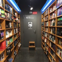 Photo taken at Librería Gigamesh by Jordi J. on 10/17/2016