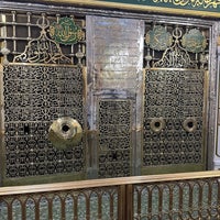 Photo taken at قبر الرسول صلى الله عليه وسلم Tomb of the Prophet (peace be upon him) by Abdullah A. on 7/27/2023