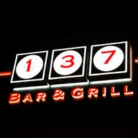 Foto tomada en 137 Bar &amp;amp; Grill  por Lou The Chef el 10/24/2012