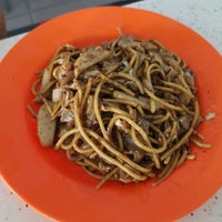 Photo taken at Tiong Bahru Fried Kway Teow by Lexelle d. on 3/29/2020