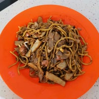 Photo taken at Tiong Bahru Fried Kway Teow by Lexelle d. on 3/29/2020