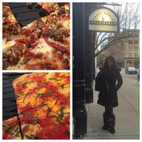Photo prise au Providence Coal Fired Pizza par Teresa T. le1/1/2016