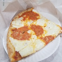 7/1/2017 tarihinde Michaelziyaretçi tarafından Krispy Pizza - Brooklyn'de çekilen fotoğraf
