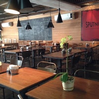 Foto diambil di Sputnik Café &amp;amp; Restaurante oleh Isaac C. pada 10/11/2014