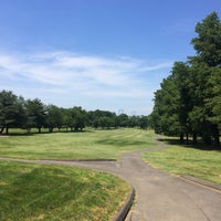 Foto tirada no(a) Clearview Park Golf Course por Allison S. em 6/11/2017