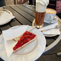 Foto diambil di Café Dientzenhofer oleh Nadja N. pada 9/10/2021