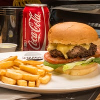 Das Foto wurde bei Q-Burger von Q-Burger am 9/11/2014 aufgenommen