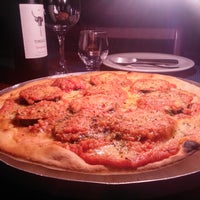 Foto diambil di Confraria Pizza Bar oleh Confraria Pizza Bar pada 9/11/2014