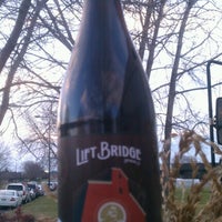 Foto tirada no(a) Lift Bridge Brewing Company por Brad A. em 11/17/2012