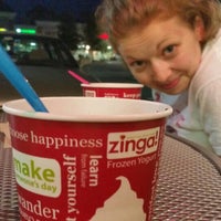 รูปภาพถ่ายที่ Zinga Frozen Yogurt โดย Mark P. เมื่อ 7/12/2015