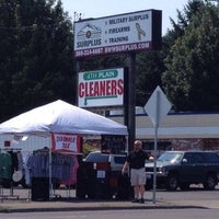 9/13/2014 tarihinde Southwest Washington Surplusziyaretçi tarafından Southwest Washington Surplus'de çekilen fotoğraf