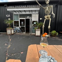Das Foto wurde bei Three Taverns Craft Brewery von Joe R. am 10/29/2022 aufgenommen