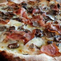 รูปภาพถ่ายที่ Pizza Pazza โดย Alberto C. เมื่อ 3/18/2014