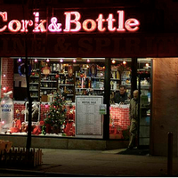 12/17/2012 tarihinde David R.ziyaretçi tarafından Cork &amp;amp; Bottle'de çekilen fotoğraf