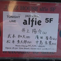 Photo taken at JAZZ HOUSE alfie by Hiroshi Y. on 10/20/2022