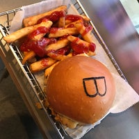 Das Foto wurde bei Bings Burgers &amp;amp; Bings Bagels von Buse B. am 11/30/2017 aufgenommen