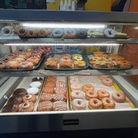 รูปภาพถ่ายที่ Donuts To Go โดย Johnnie W. เมื่อ 10/14/2021