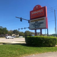 Photo taken at Popeyes Louisiana Kitchen by Johnnie W. on 3/4/2021